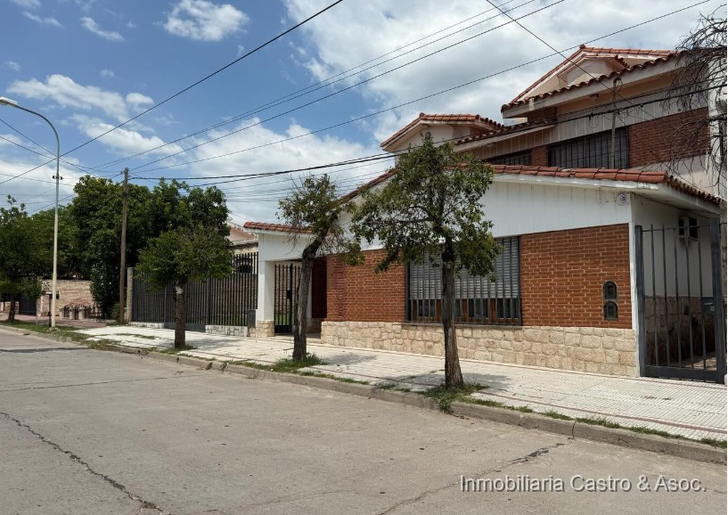 EN VENTA importante propiedad ubicada en pleno centro de la ciudad de Villa Dolores.