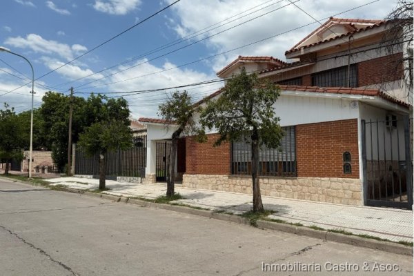 EN VENTA importante propiedad ubicada en pleno centro de la ciudad de Villa Dolores.
